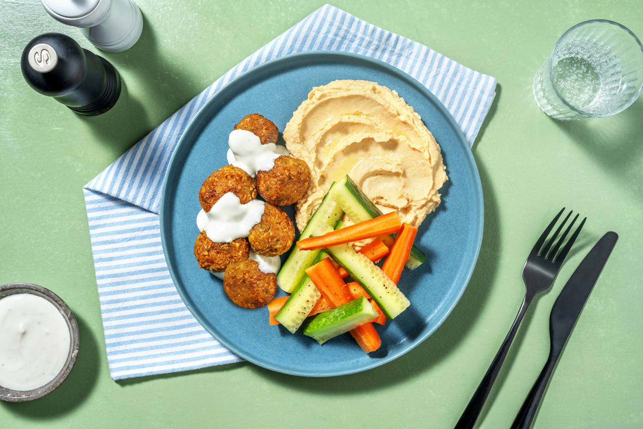 Falafel con hummus casero y crudités con salsa de yogur y miel