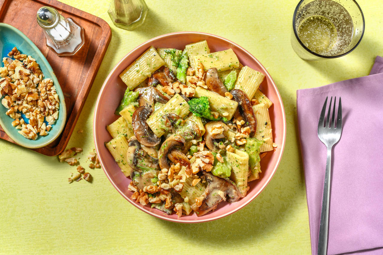 Rigatoni con champiñones y brócoli en salsa cremosa con nueces