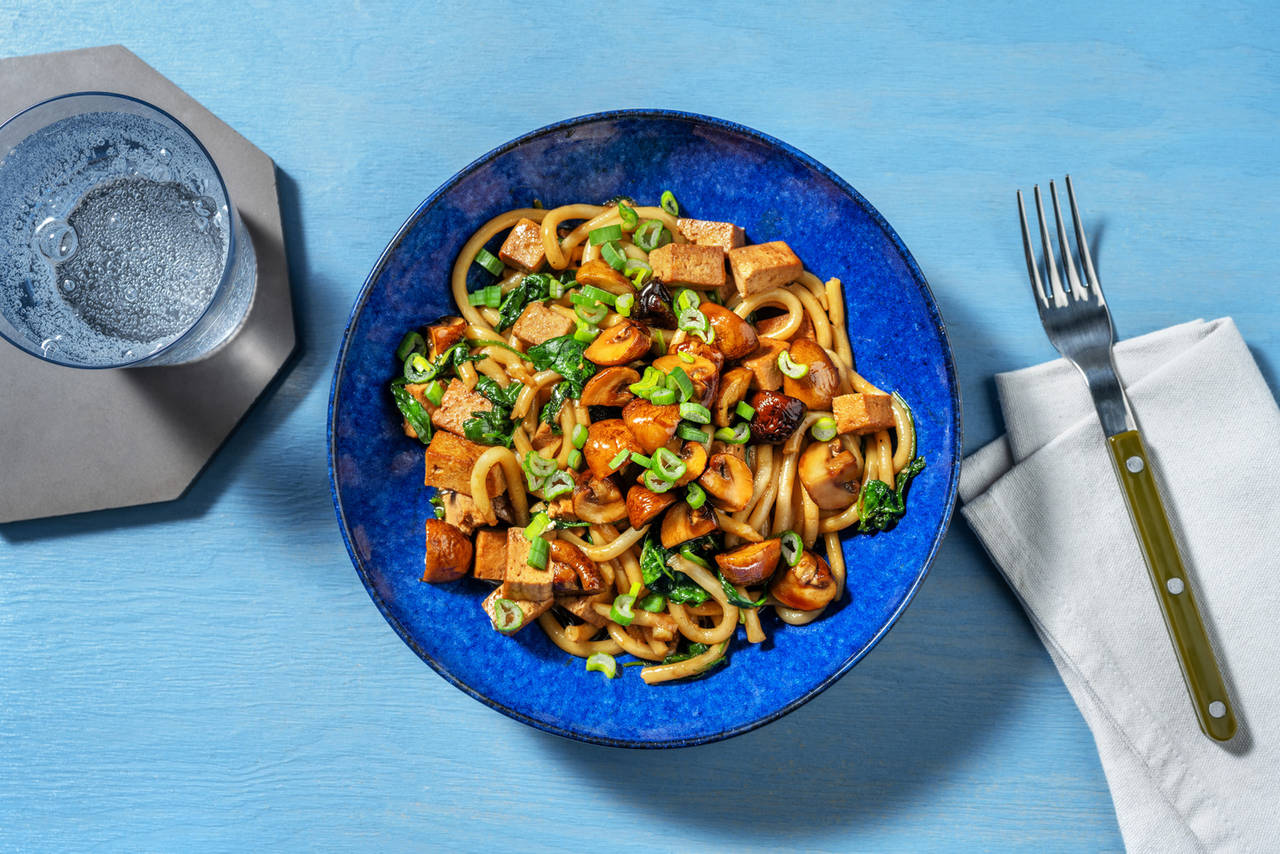Wok de fideos con tofu y pak choi salteado con setas portobello caramelizadas y ajo tierno