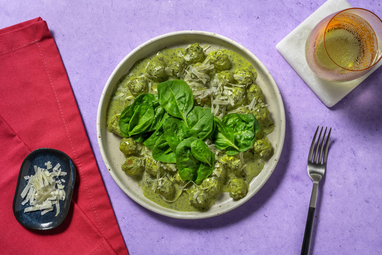 Gnocchis en salsa de espinacas y albahaca con queso italiano curado