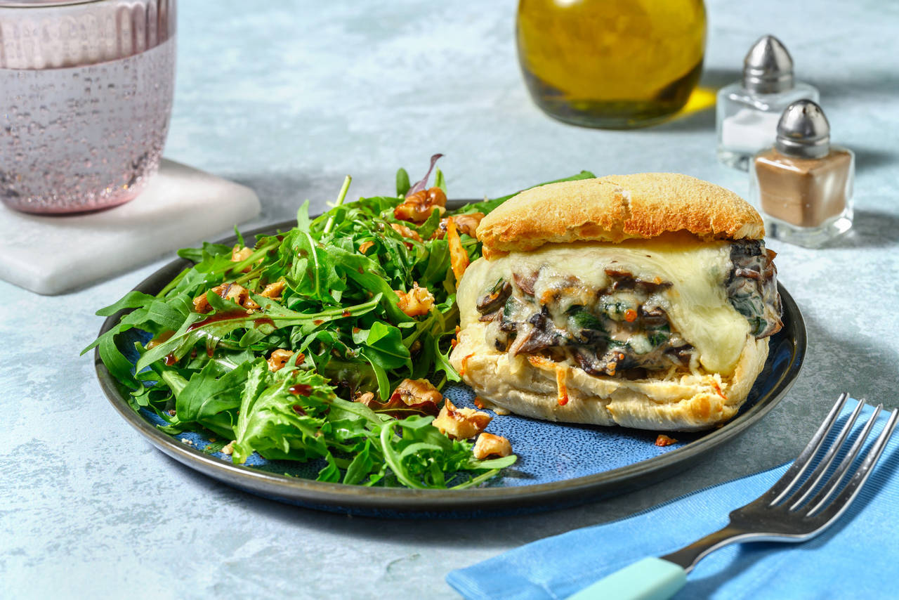 Chapata con espinacas y setas a la crema acompañada de ensalada con nueces