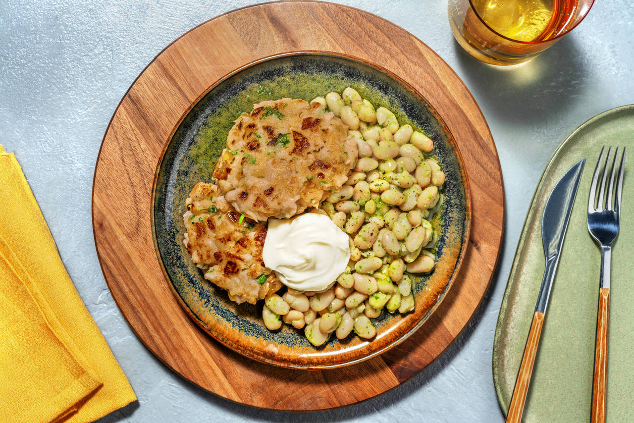 Hamburguesa casera de merluza y perejil con judías blancas en salsa verde y alioli
