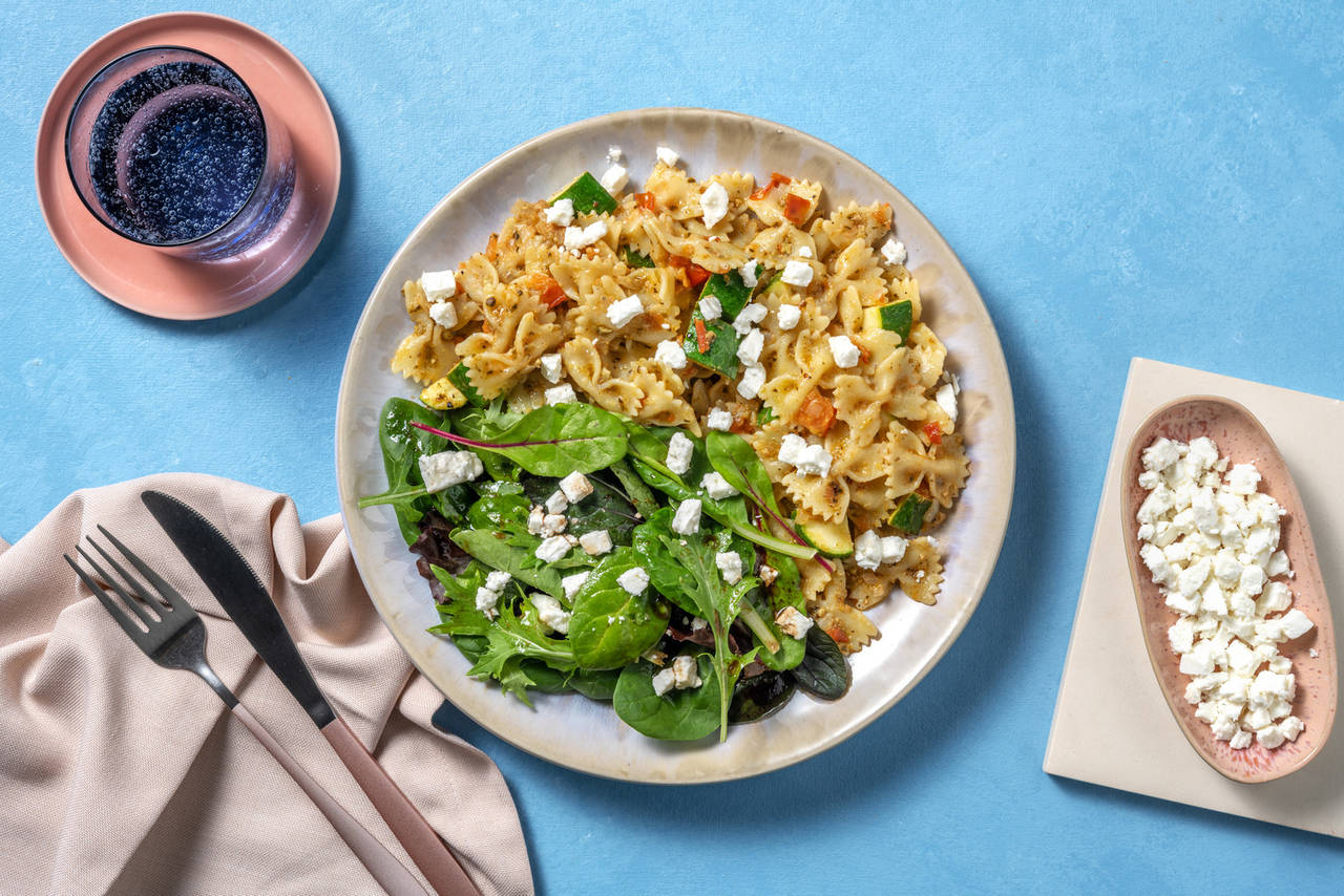 Farfalle al pesto con queso griego acompañado de ensalada con vinagreta balsámica