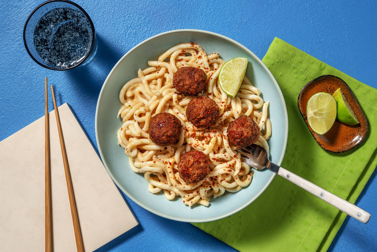 Albóndigas veganas en salsa de cacahuete con leche de coco y fideos udon