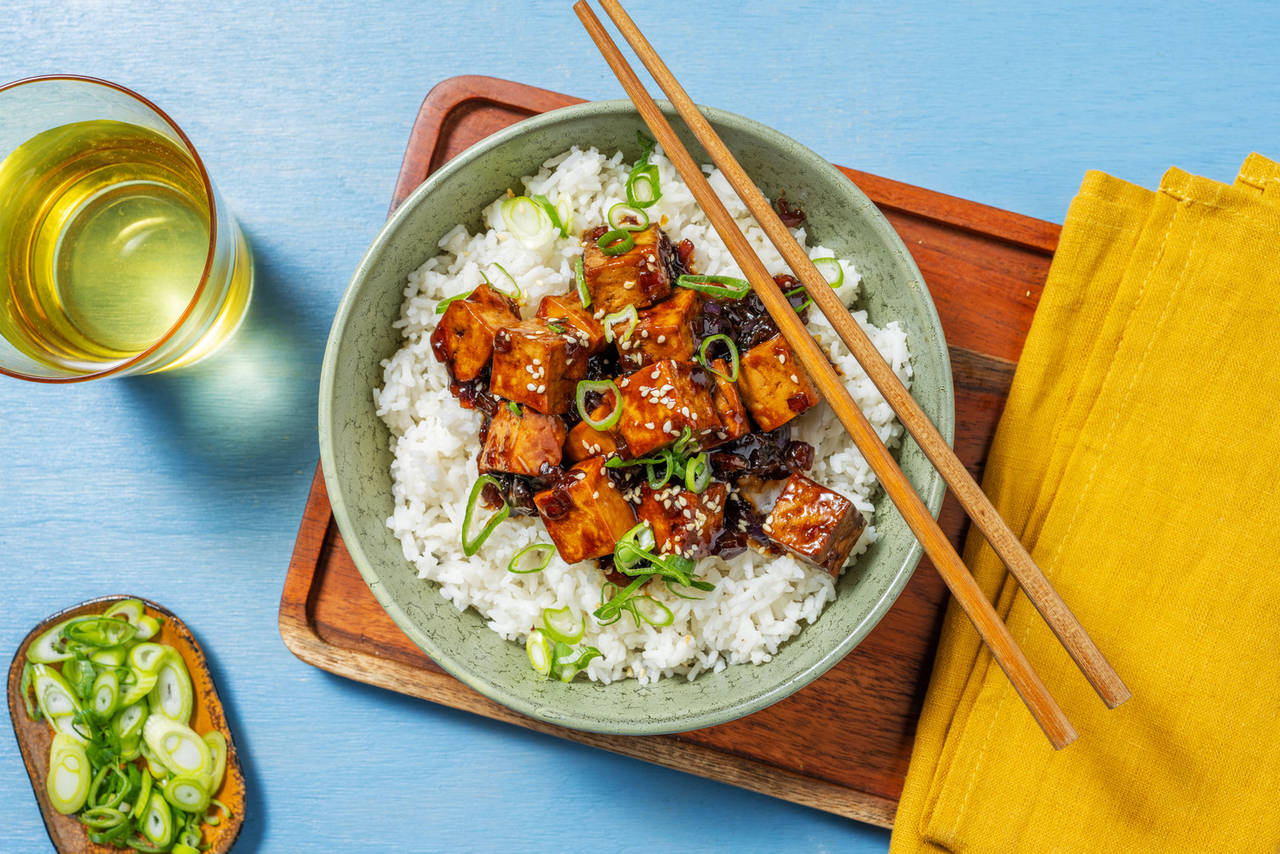 Tofu al estilo teriyaki con arroz basmati y semillas de sésamo tostadas