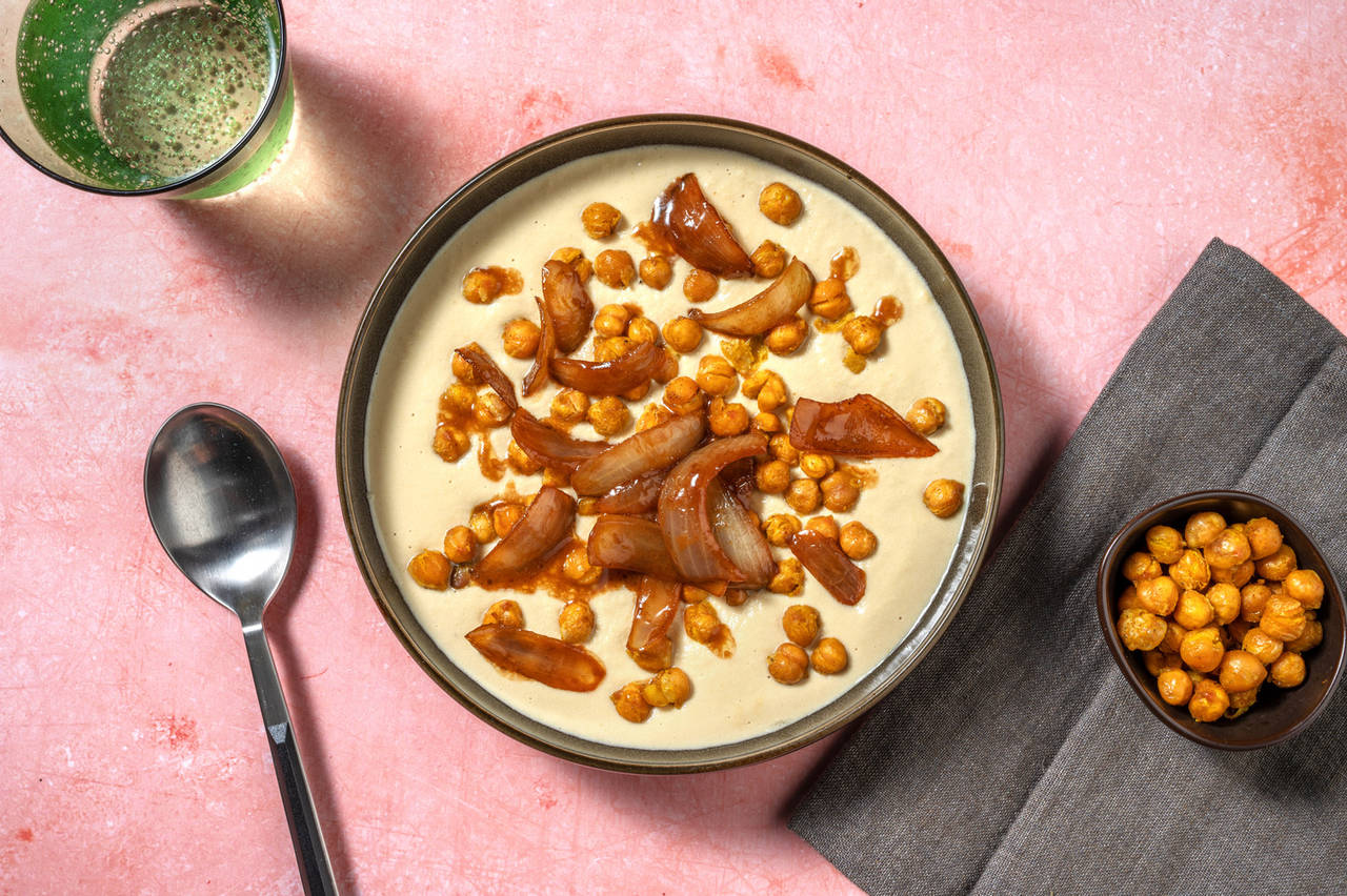 Crema de tofu con cebolla caramelizada con garbanzos asados a las especias tailandesas