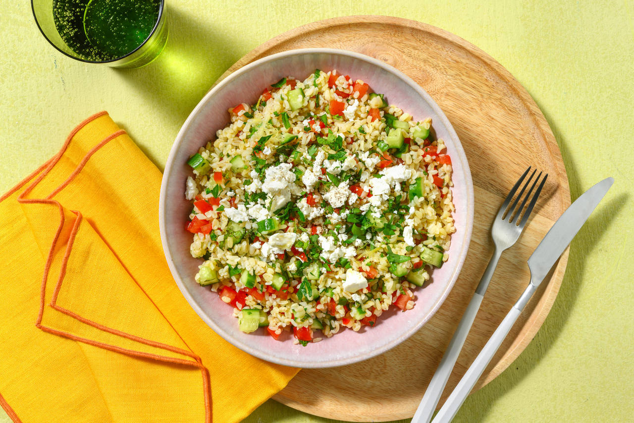 Tabulé casero de bulgur y verduras al limón con hierbas aromáticas y queso griego