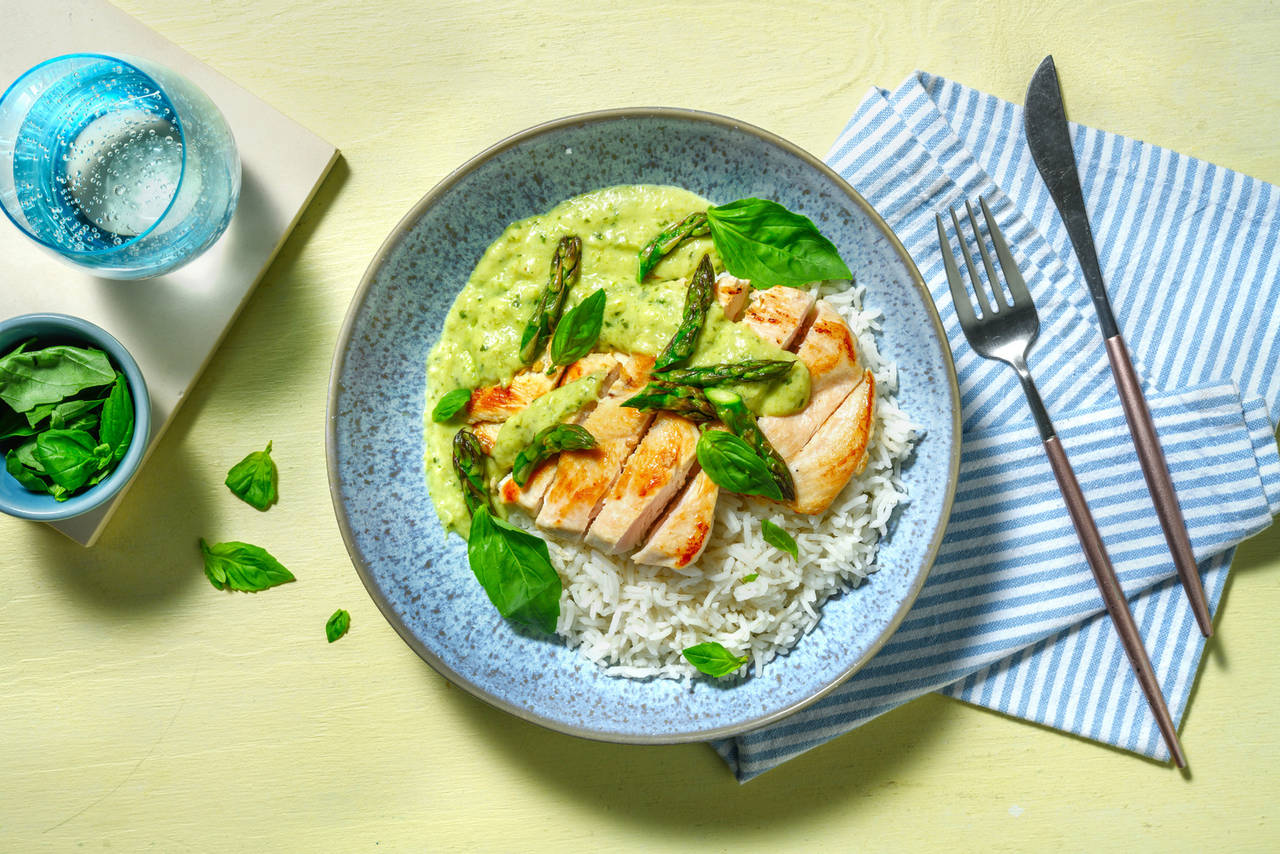 Pollo con salsa de espárragos y albahaca acompañado de arroz jazmín