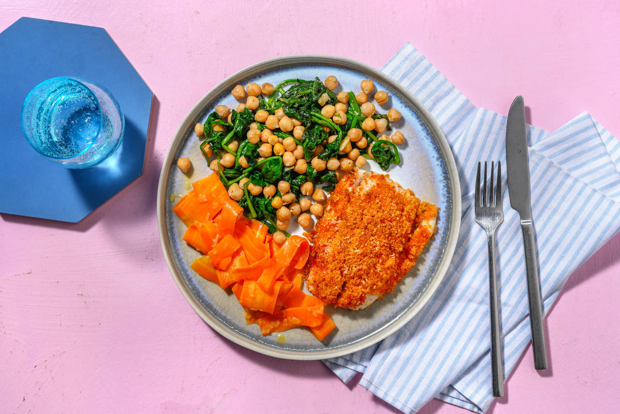 Merluza con costra de panko y pimentón acompañada de espinacas salteadas y garbanzos