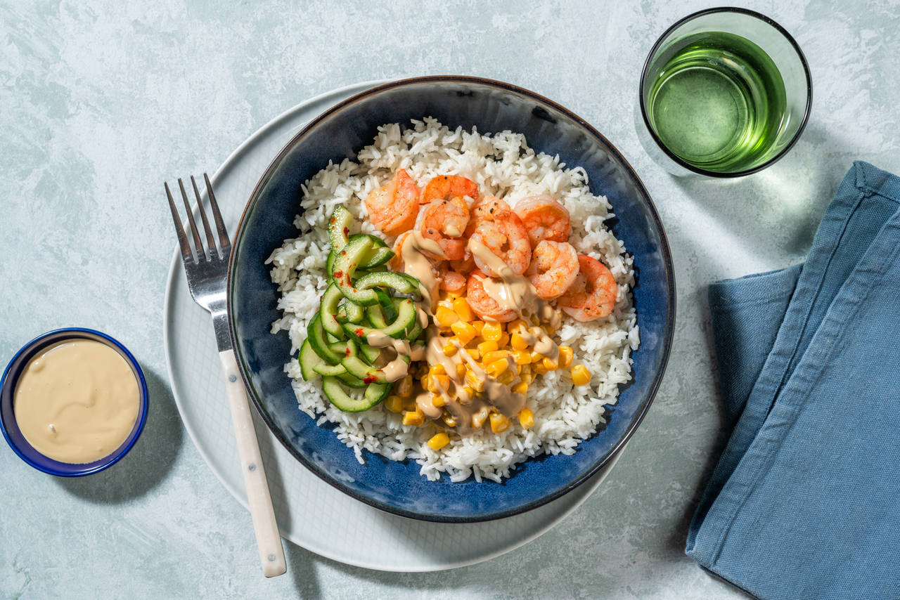 Poke de langostinos con mayonesa de soja con pepino encurtido, maíz y arroz jazmín