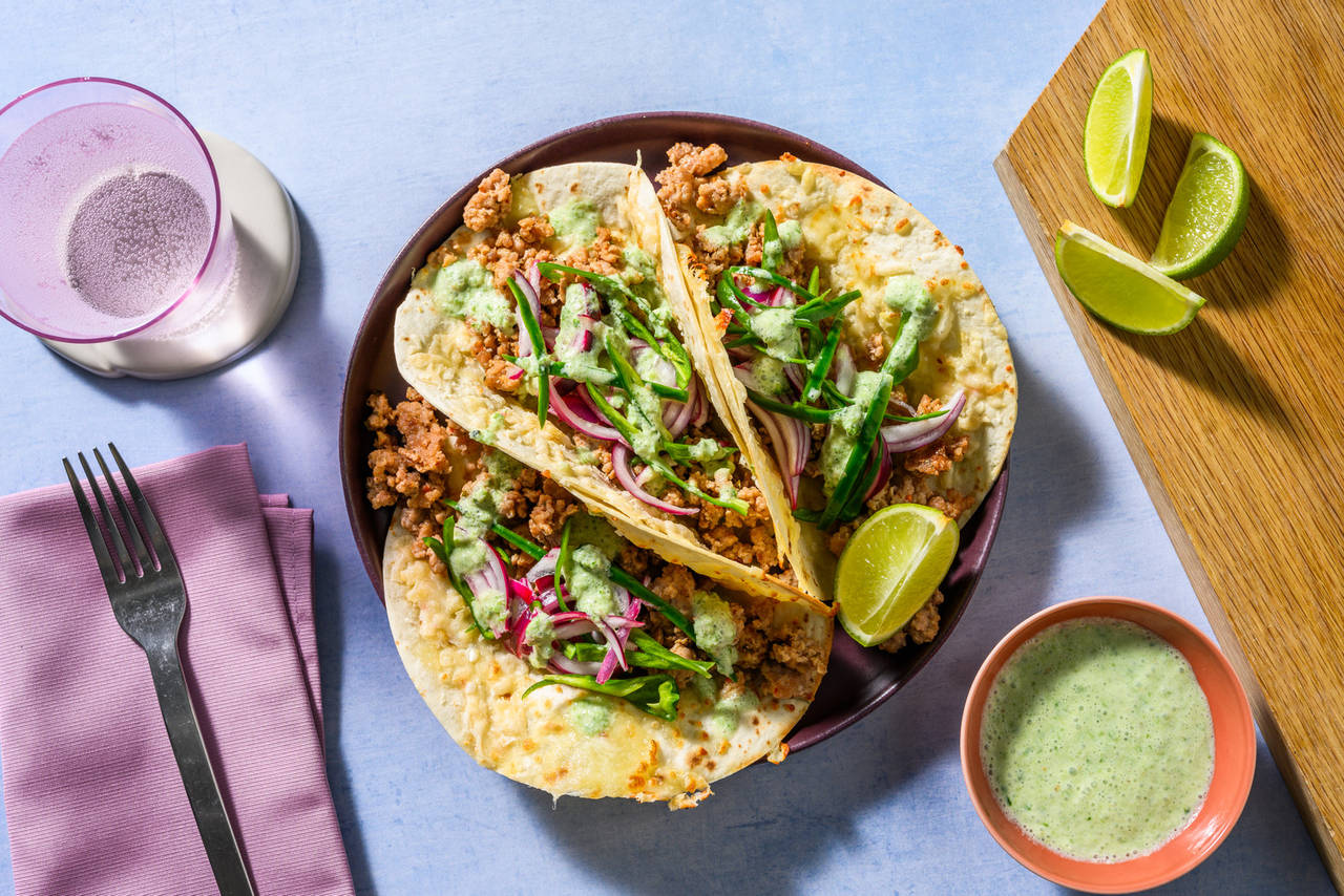 Tacos de cerdo con salsa de jalapeño con cebolla y jalapeños encurtidos