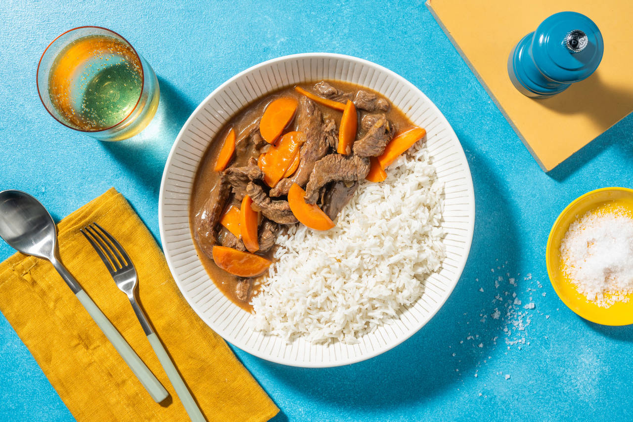 Guiso casero de ternera con verduras acompañado de arroz basmati