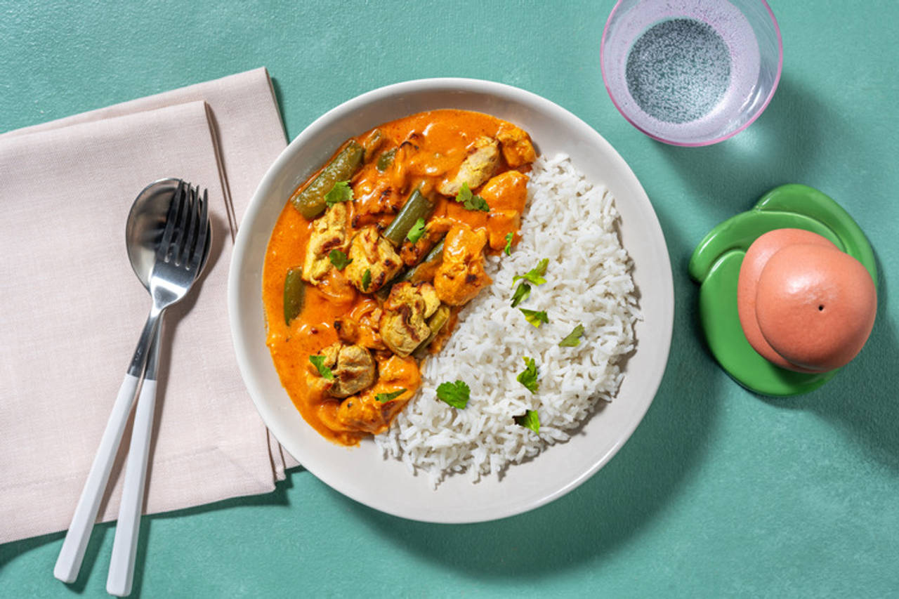 Pollo tikka masala con verduritas con judías verdes, arroz basmati y cilantro