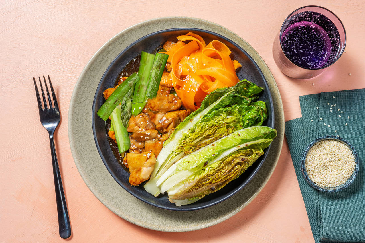 Pollo en salsa teriyaki con espárragos acompañado de cogollos a la plancha y zanahoria encurtida