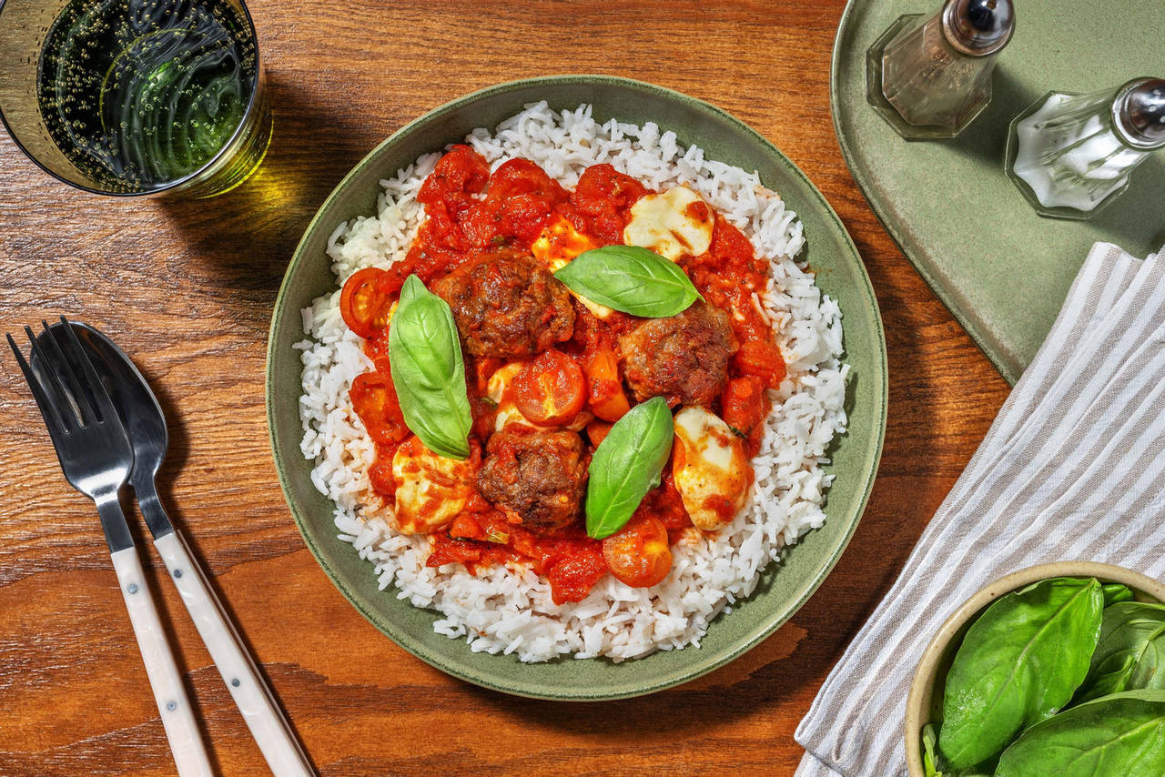 Albóndigas al horno en salsa de tomate con queso mozzarella, albahaca fresca y arroz jazmín