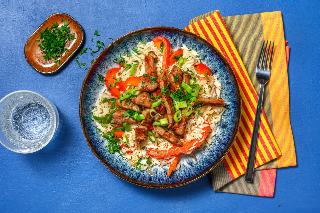 Ternera salteada en vinagreta asiática sobre arroz frito con verduras
