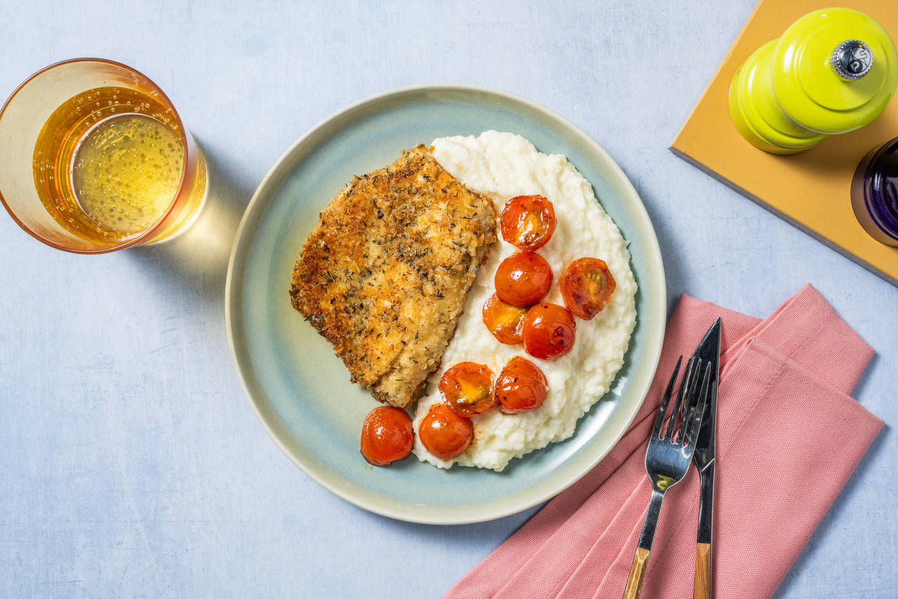 Merluza con panko y mayonesa de pimentón acompañada de puré de coliflor y tomates cherry asados