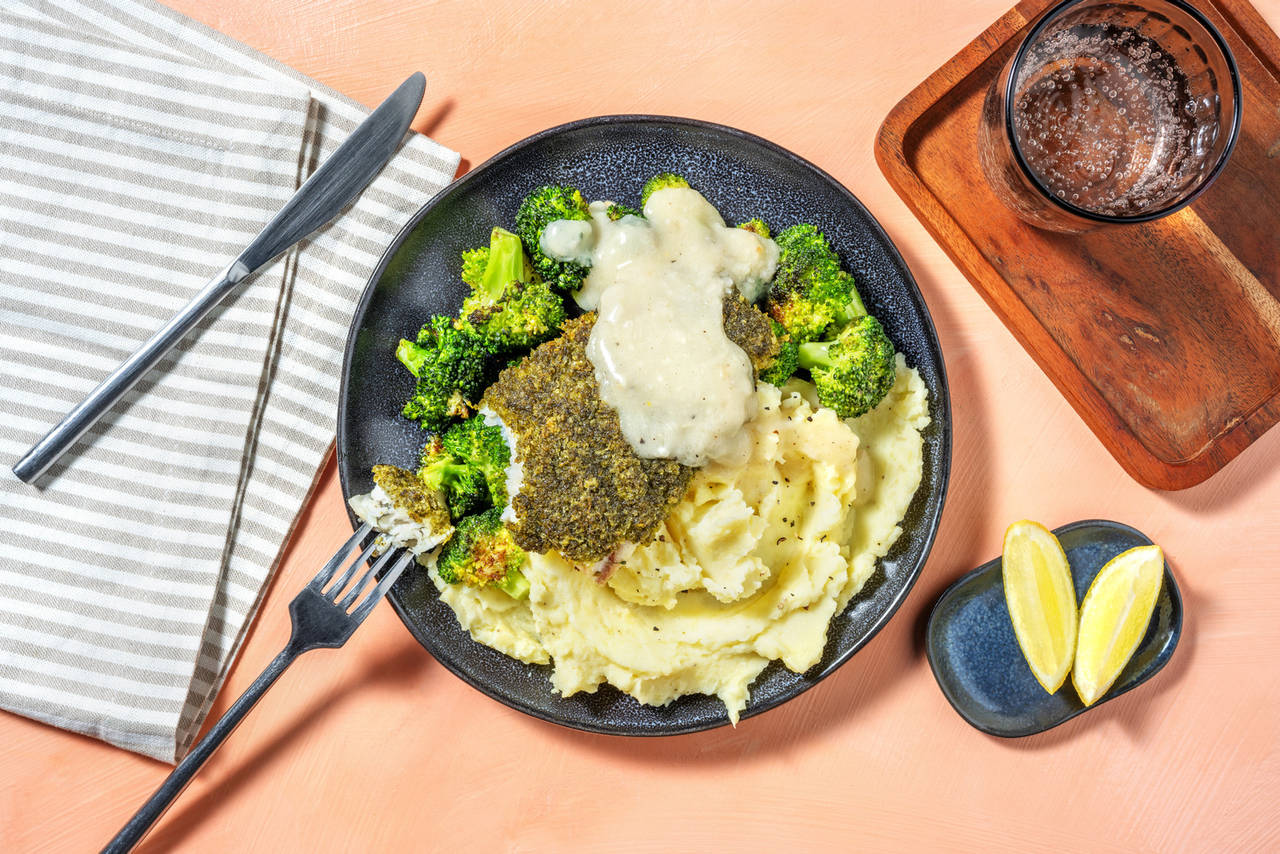 Merluza con costra de pesto acompañada de puré de patatas y brócoli asado