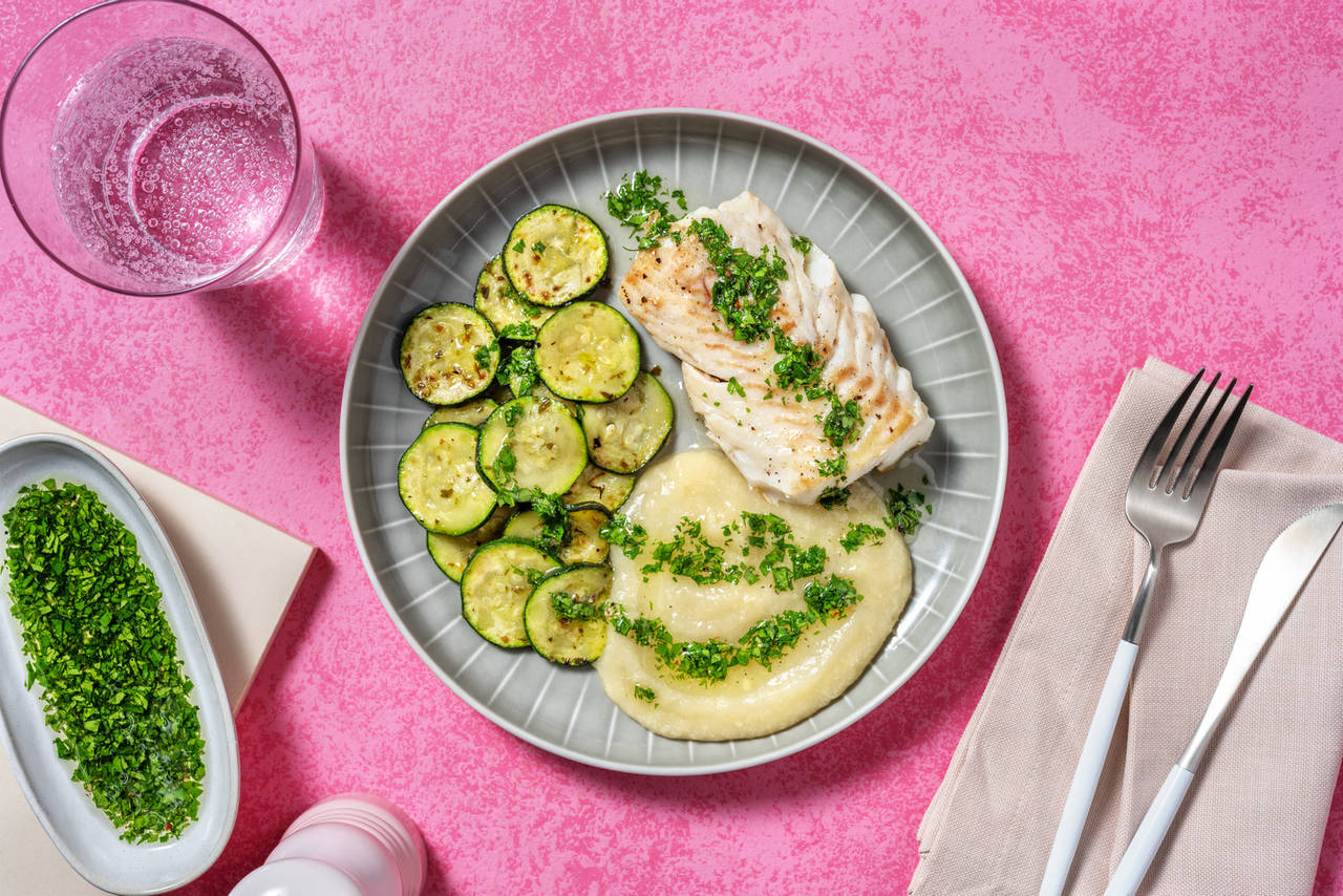 Bacalao a la plancha con puré de manzana con calabacín salteado y aderezo de perejil
