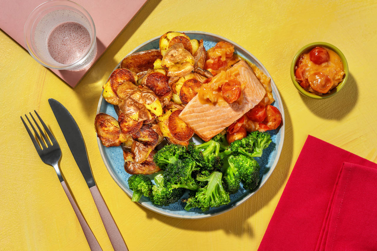 Salmón con salsa de tomates cherry acompañado de brócoli asado y patatas aplastadas