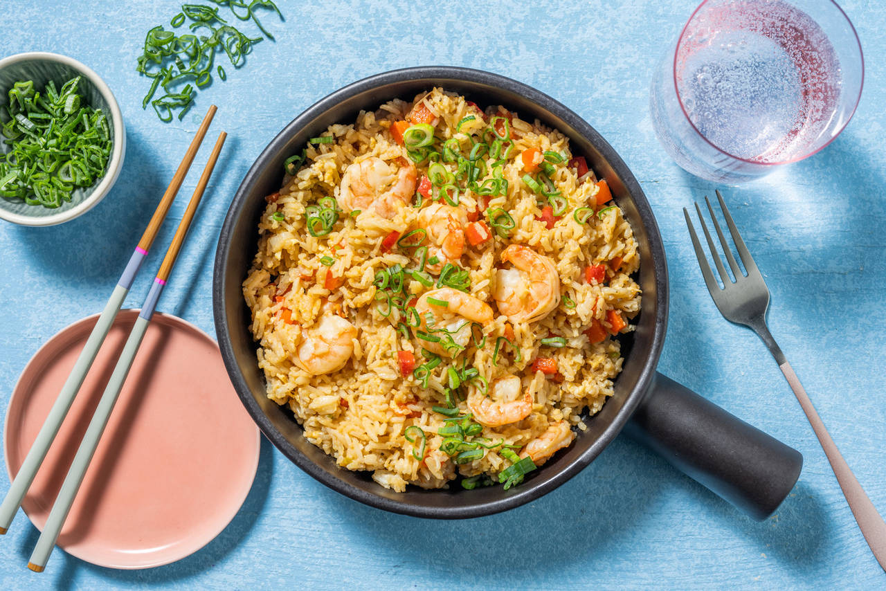 Arroz chaufa con langostinos marinados con pimiento salteado y ajo tierno