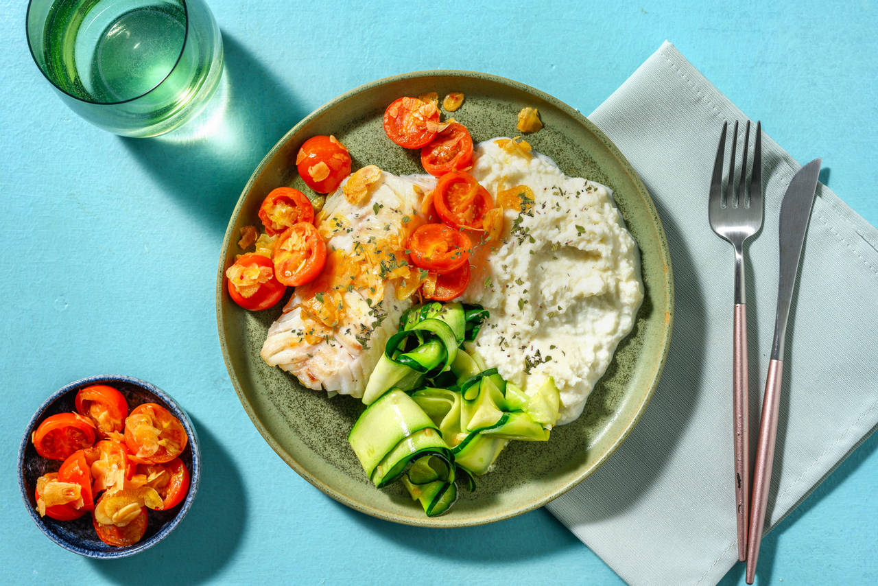 Bacalao con salsa de cherrys y almendras acompañado de puré de coliflor y cintas de calabacín