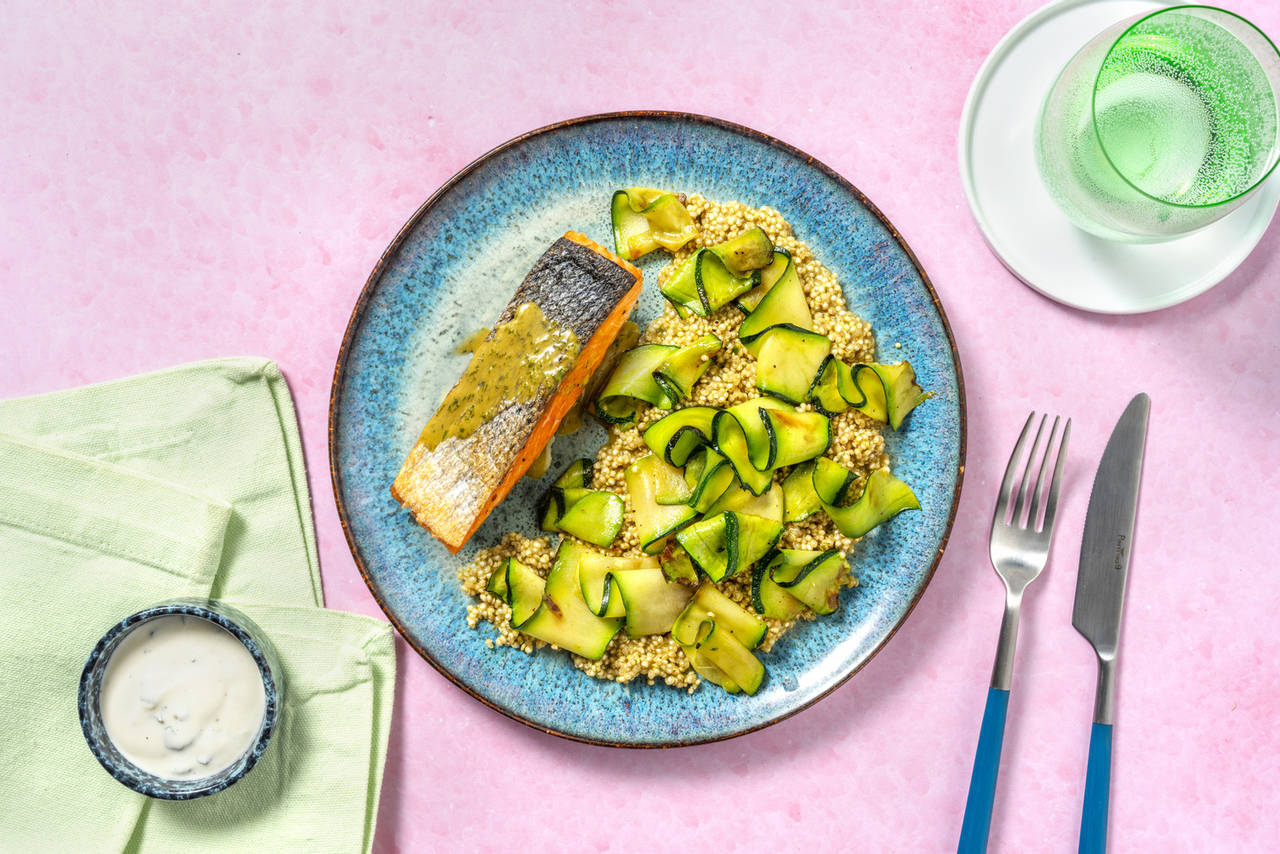 Salmón con salsa de yogur y menta acompañado de quinoa en vinagreta de eneldo