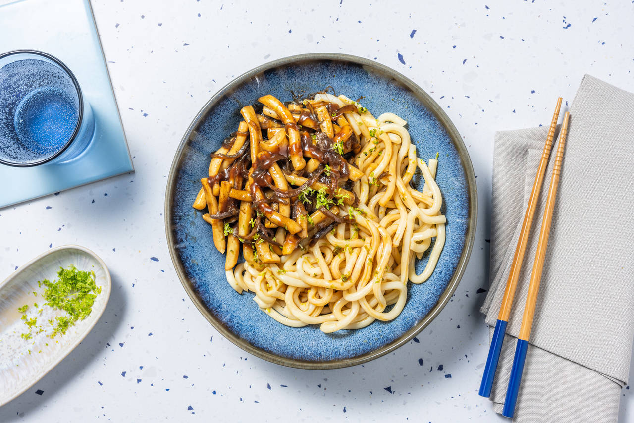 Fideos fríos con calamar gigante marinado con salsa cítrica al estilo oriental
