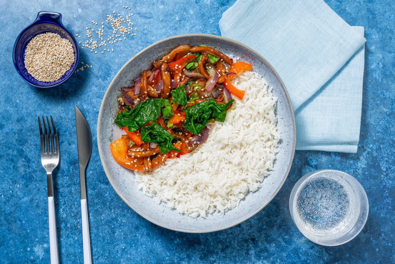 Wok de calamar gigante y verduras con espinacas acompañado de arroz jazmín