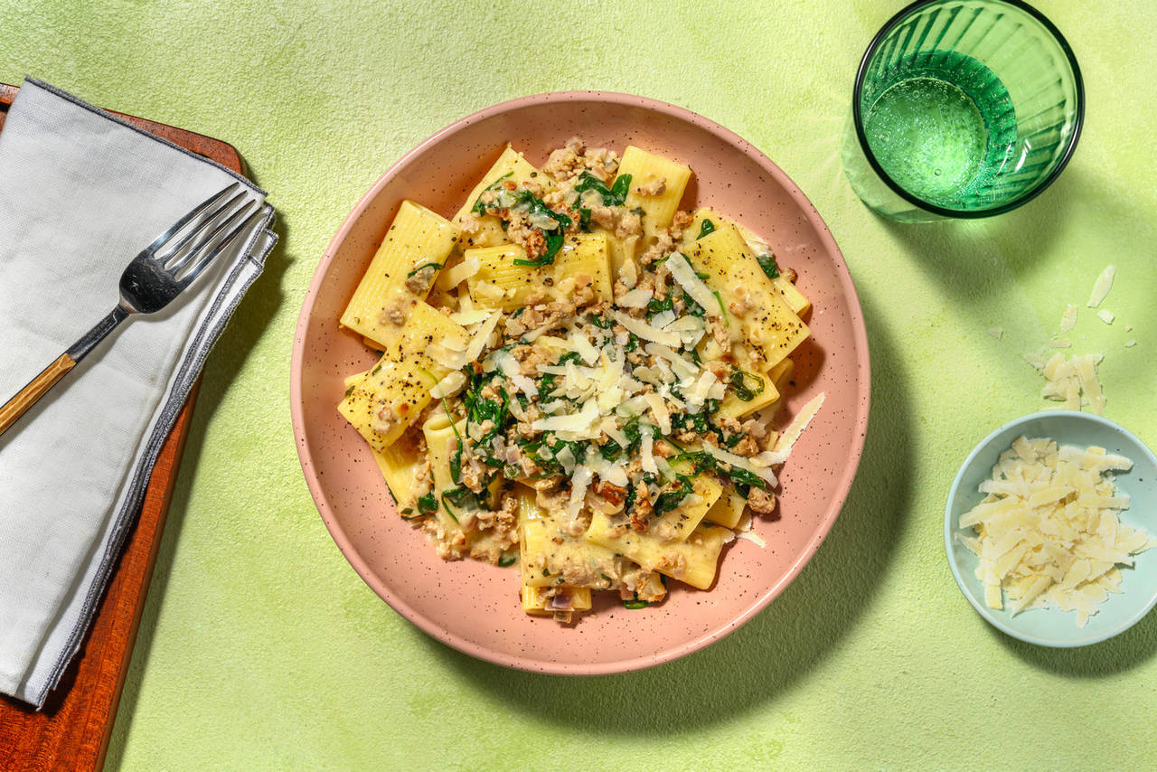 Rigatoni con cerdo y espinacas con salsa cremosa de cebolla