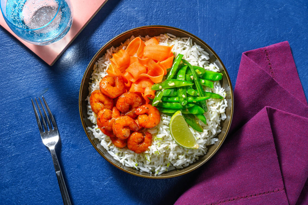 Poke de langostinos con salsa teriyaki con tirabeques salteados y zanahoria encurtida