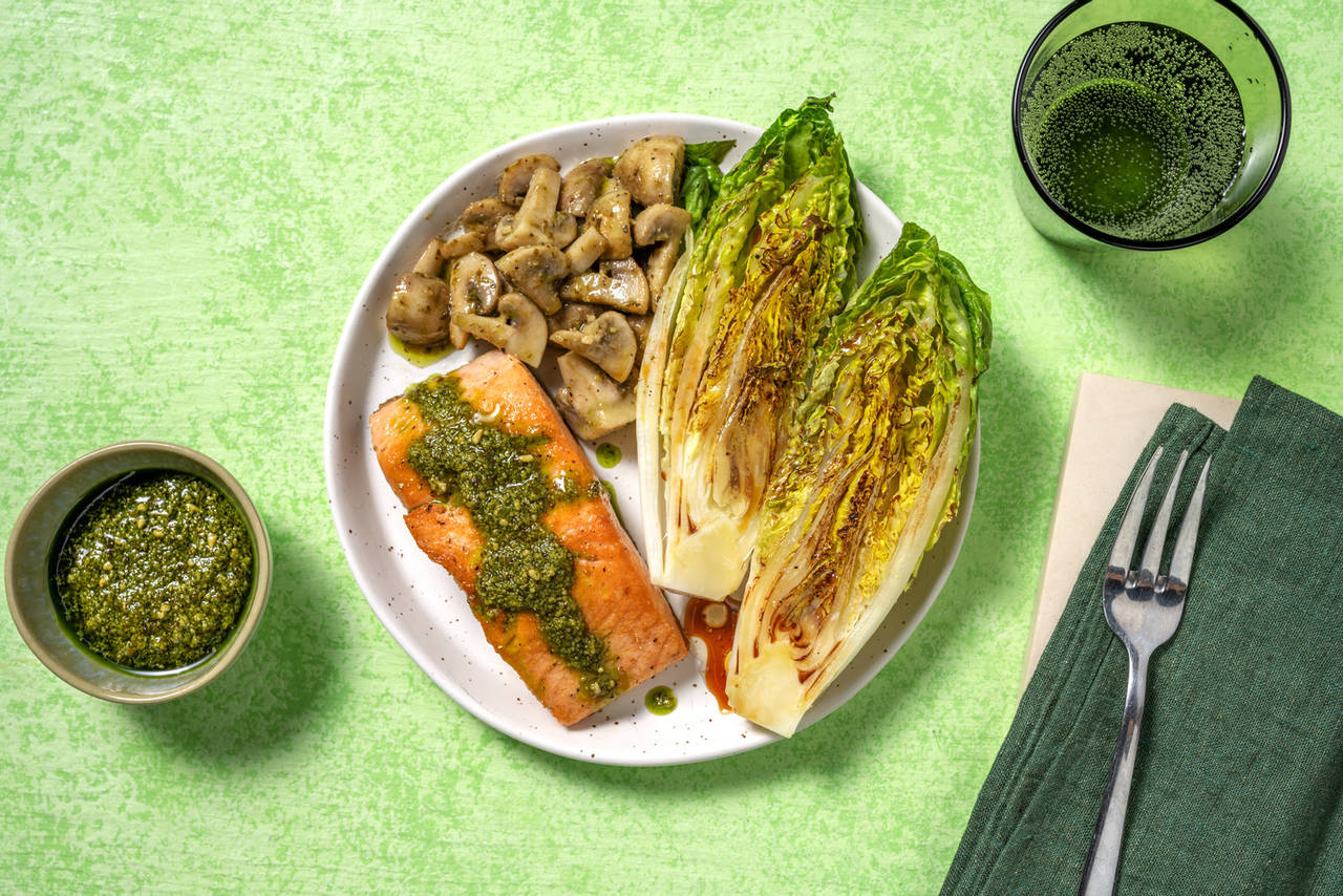 Salmón al pesto con champiñones acompañado de cogollos a la plancha aderezados con vinagreta