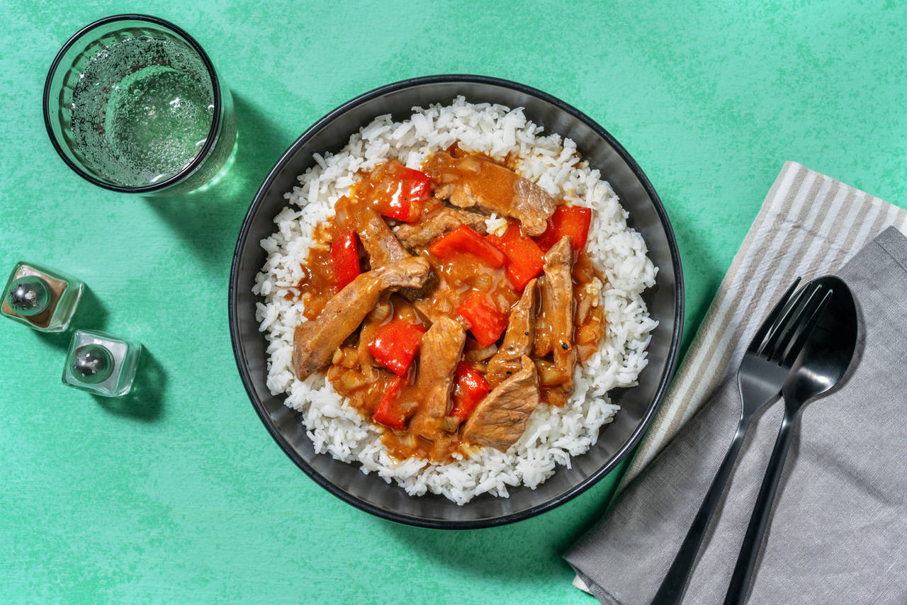 Ternera frita con verduras al estilo asiático acompañada de arroz jazmín