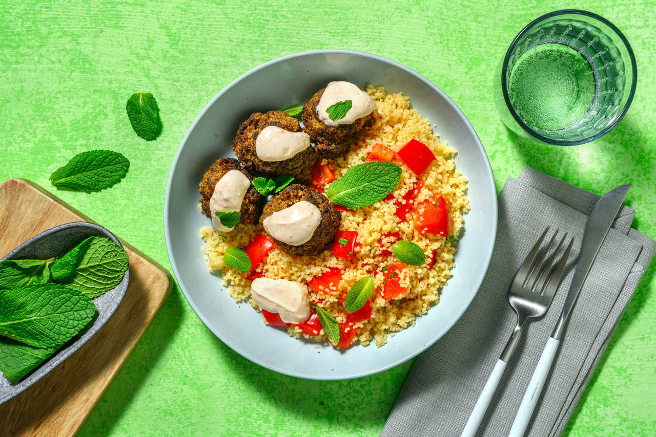 Koftas de ternera con harissa acompañadas de cuscús con pimiento y salsa de yogur
