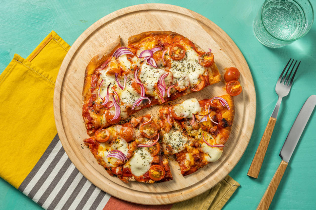 Chorizo y miel: pizza con mozzarella italiana con tomates cherry, cebolla y queso italiano curado