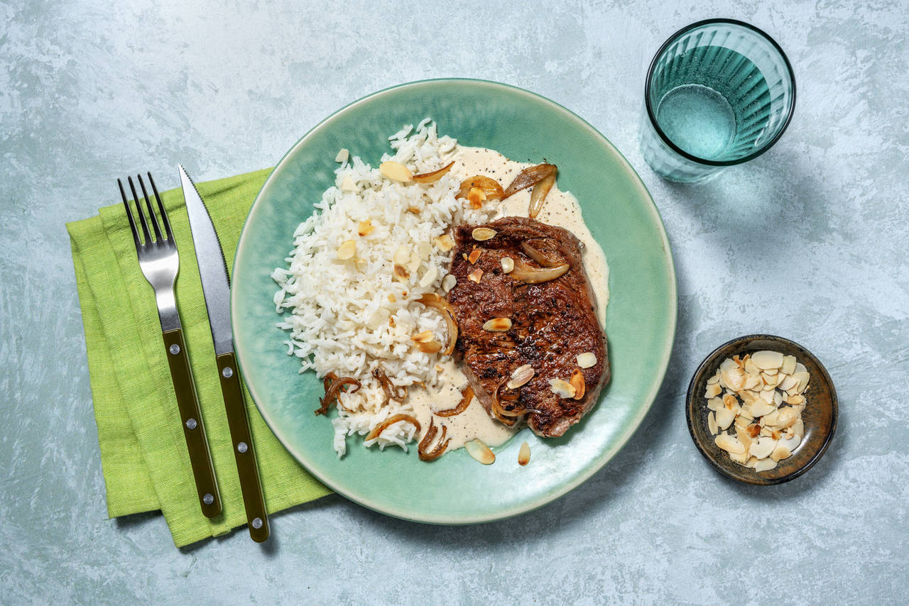Ternera en salsa de almendras con cebolla caramelizada acompañada de arroz basmati