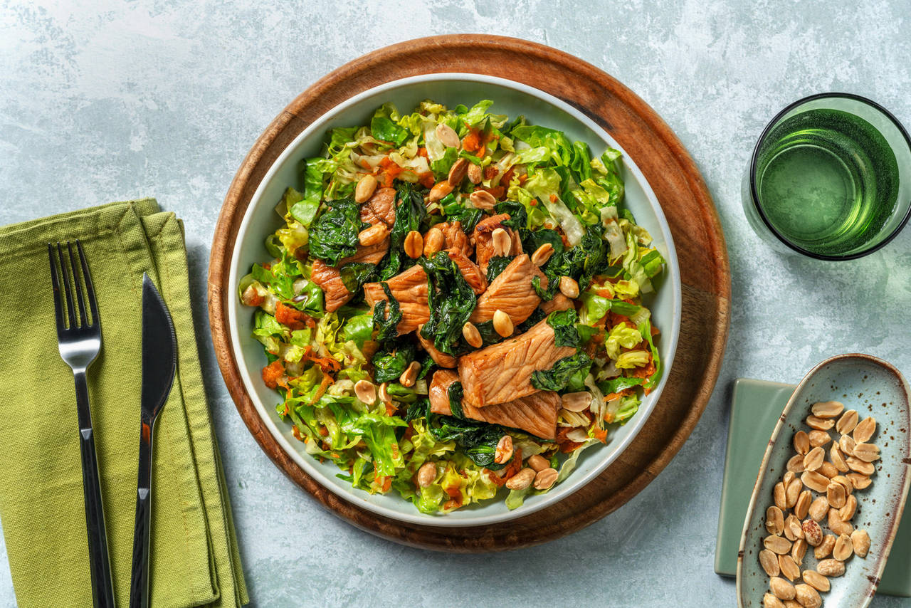 Cerdo adobado sobre ensalada asiática con espinacas, cacahuetes y vinagreta de soja y miel