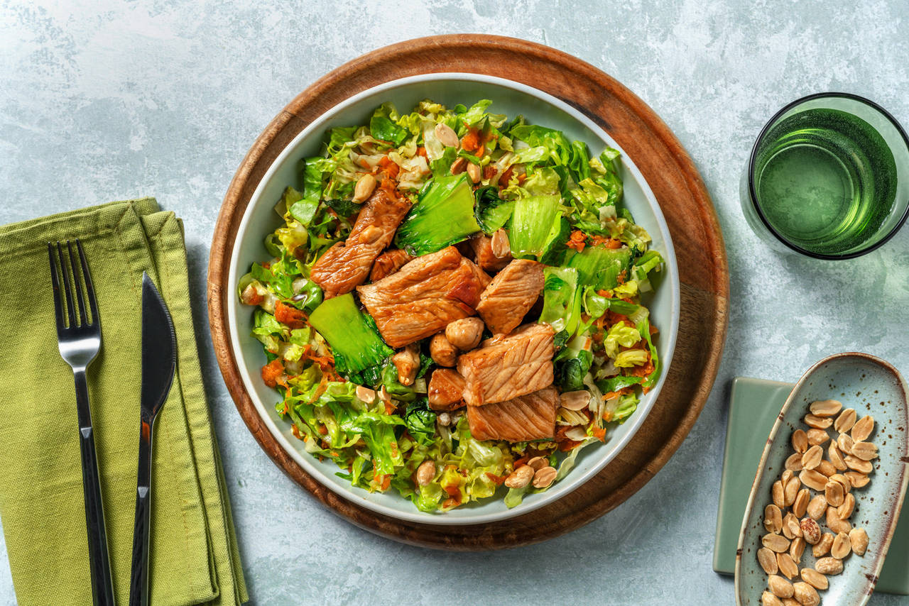 Cerdo adobado sobre ensalada asiática con pak choi, cacahuetes y vinagreta de soja y jengibre