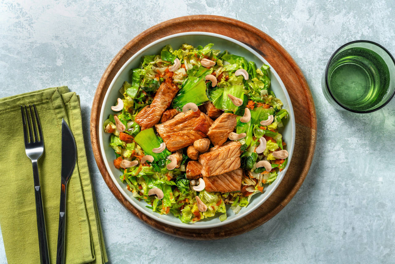 Cerdo adobado sobre ensalada asiática con pak choi, anacardos y vinagreta de soja y jengibre