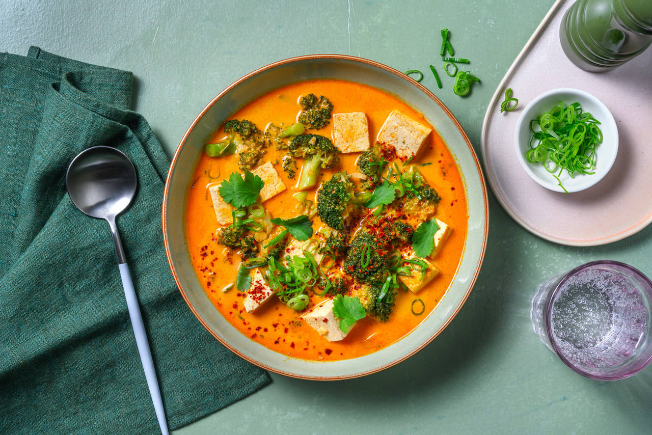 Sopa tailandesa con tofu estilo Tom Kha con brócoli y leche de coco