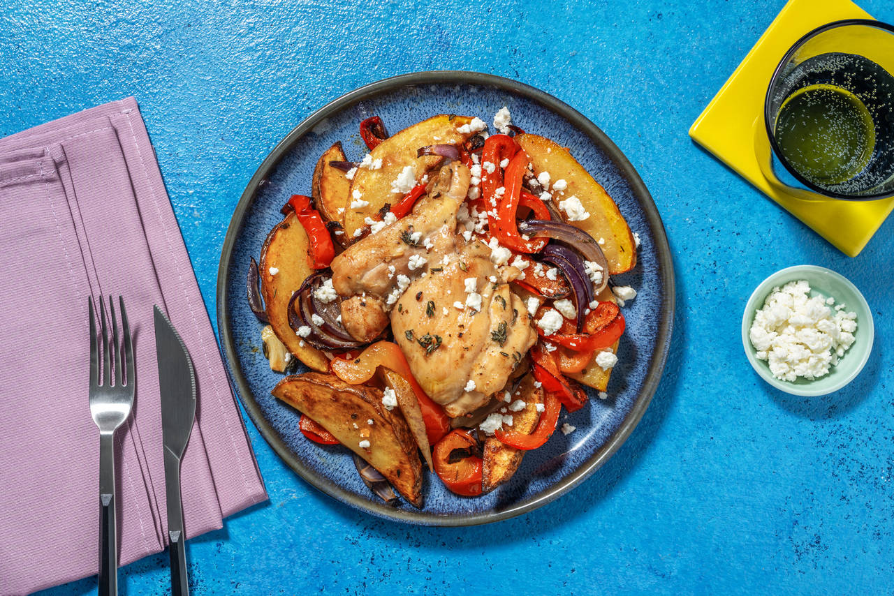 Muslo de pollo asado con queso griego con vegetales horneados en su jugo y pimentón