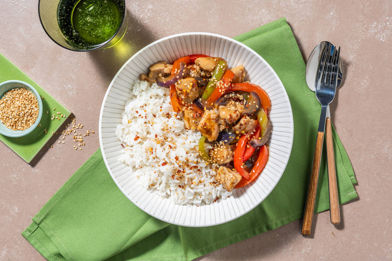 Pollo teriyaki con verduras salteadas con arroz basmati y semillas de sésamo