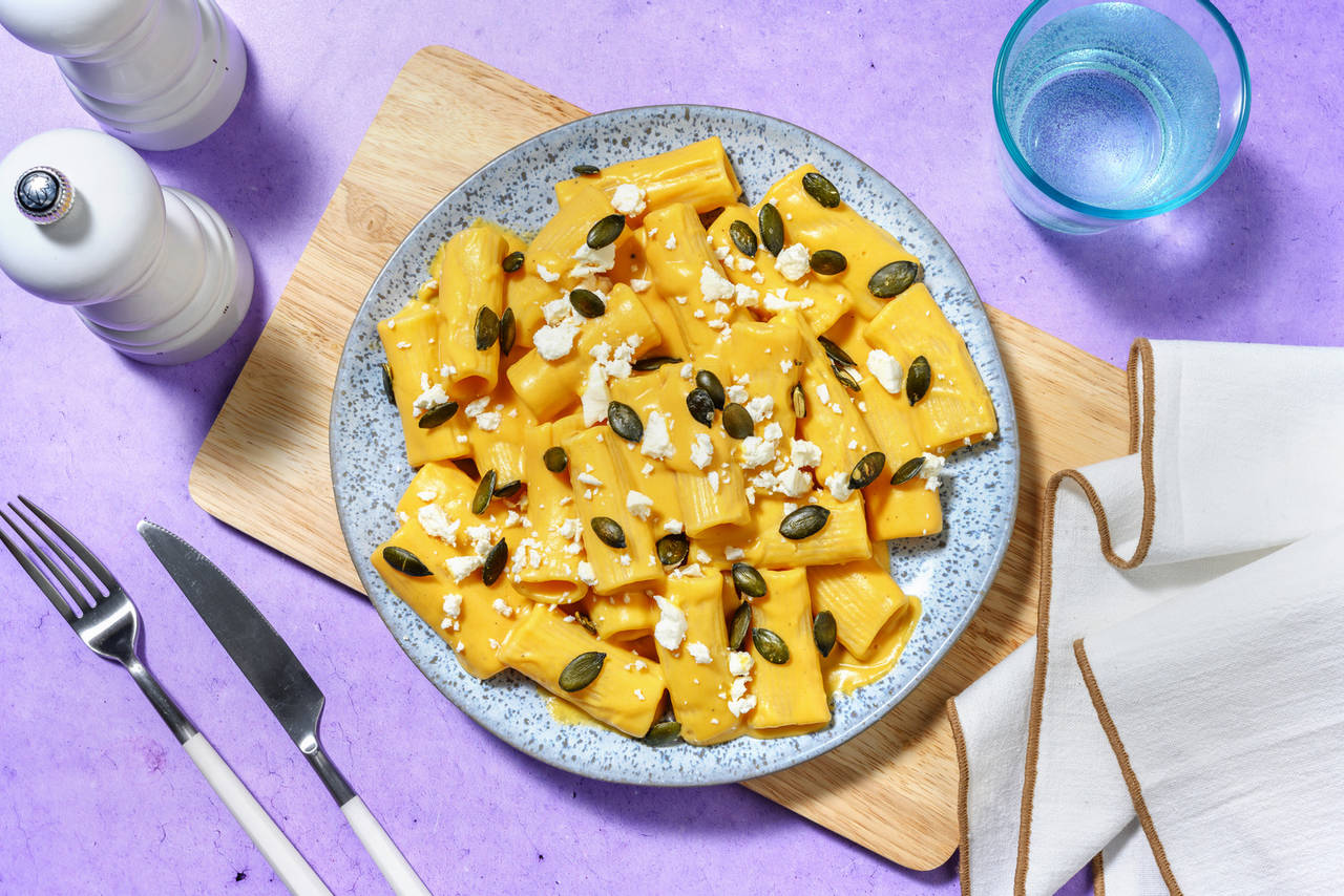 Rigatoni con salsa casera de calabaza con queso de cabra y semillas de calabaza tostadas