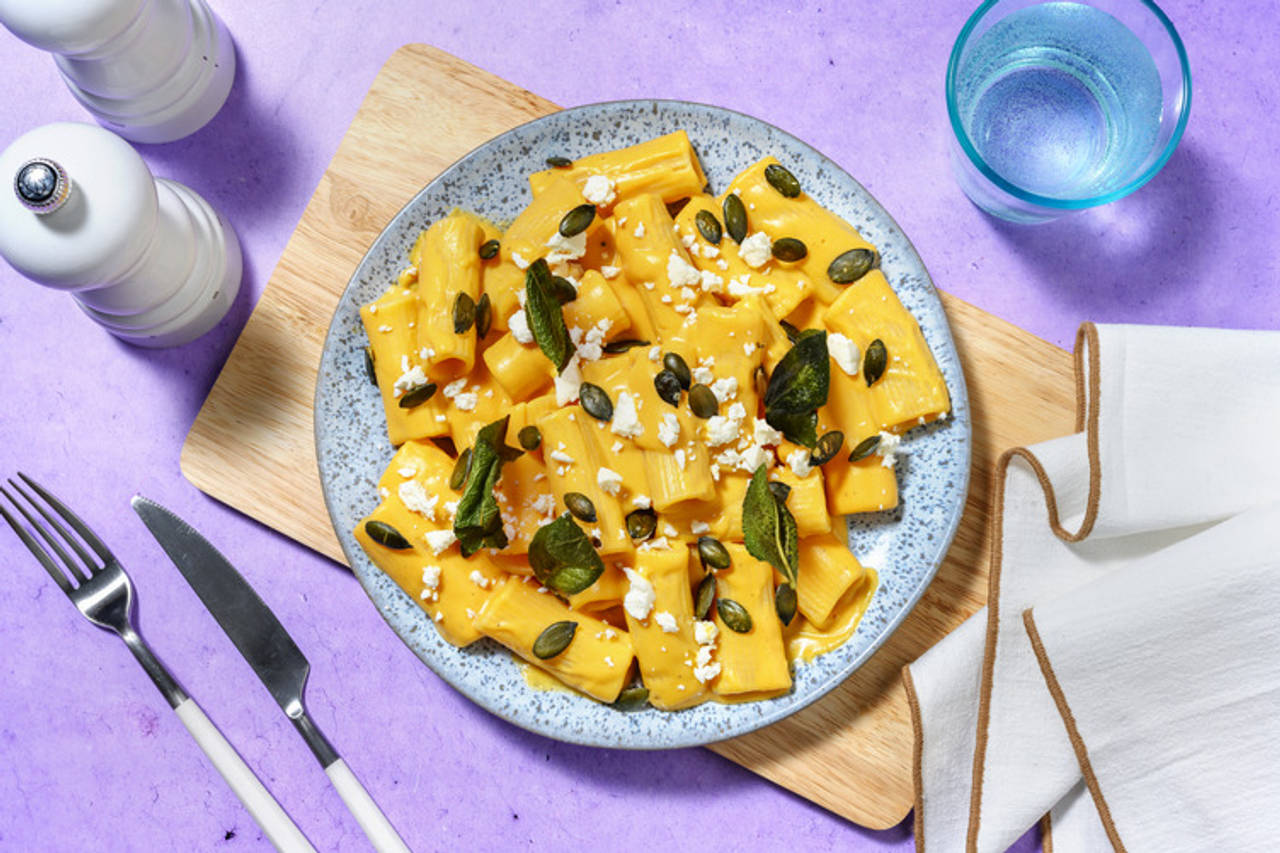 Rigatoni de otoño: salsa de calabacín y salvia con queso de cabra y pipas de calabaza