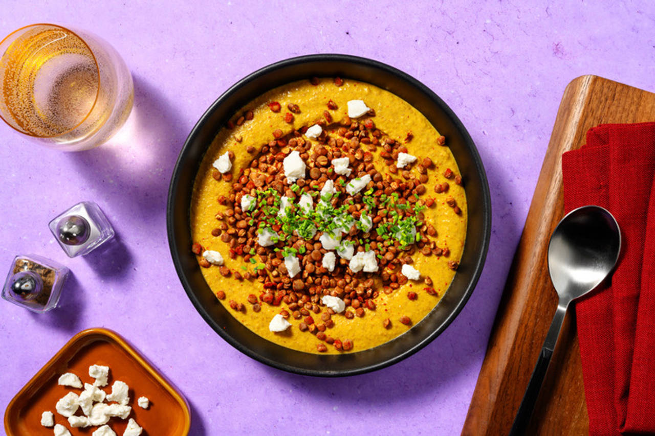 Crema de zanahoria con queso de cabra y salmón noruego con lentejas crujientes al pimentón