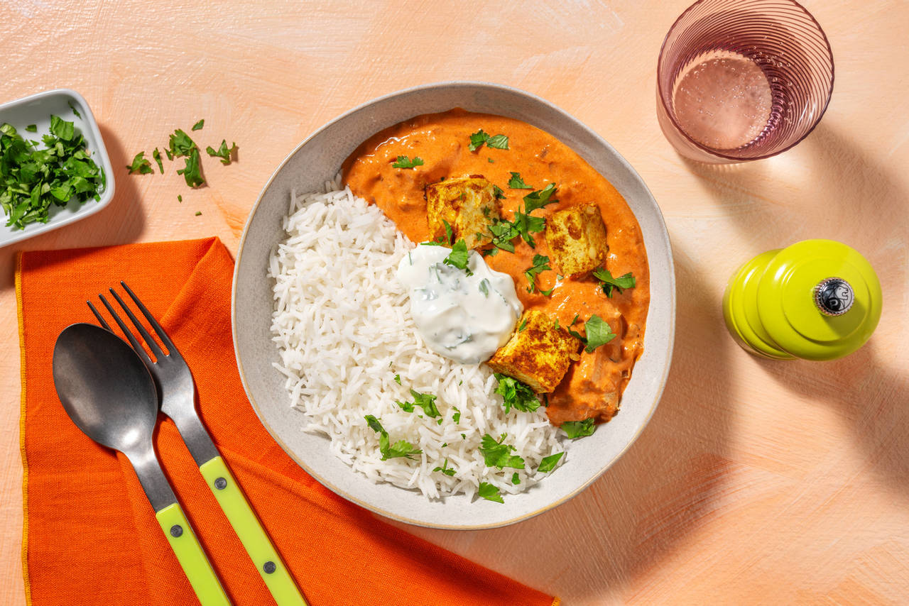 Tofu al estilo tikka masala con arroz basmati y salsa de yogur al cilantro