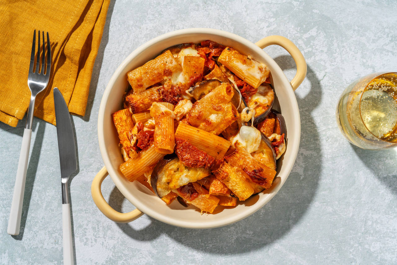 Pasta gratinada con berenjena asada con salsa casera de tomate y dúo de quesos