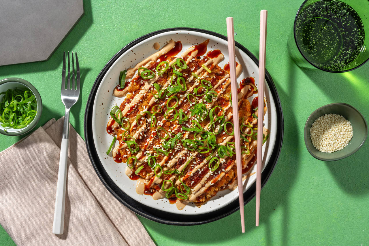 Okonomiyaki de arroz crujiente y bacon con verduras salteadas y duo de salsas asiáticas