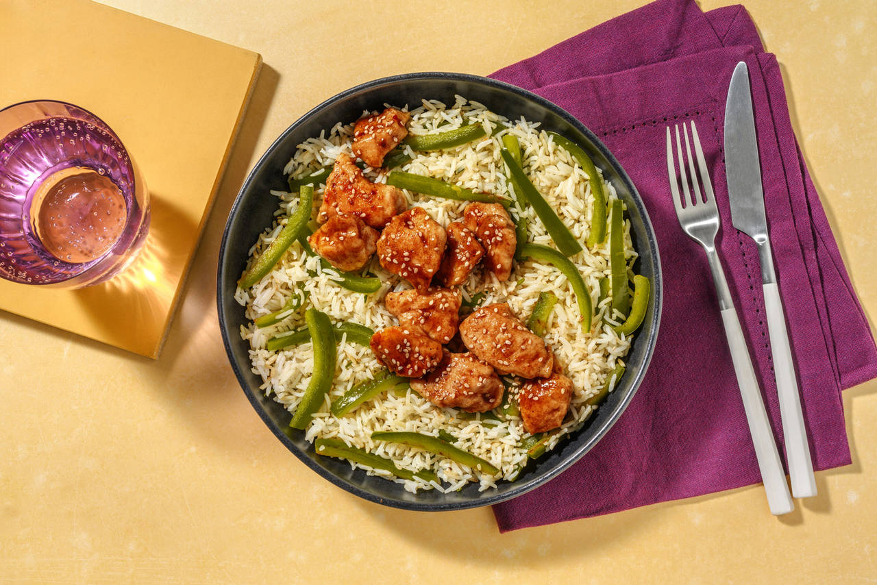 Pollo crujiente asiático con sésamo sobre arroz jazmín con pimiento salteado
