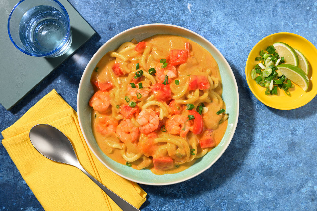 Sopa de fideos udon con langostinos con curry rojo tailandés y lima